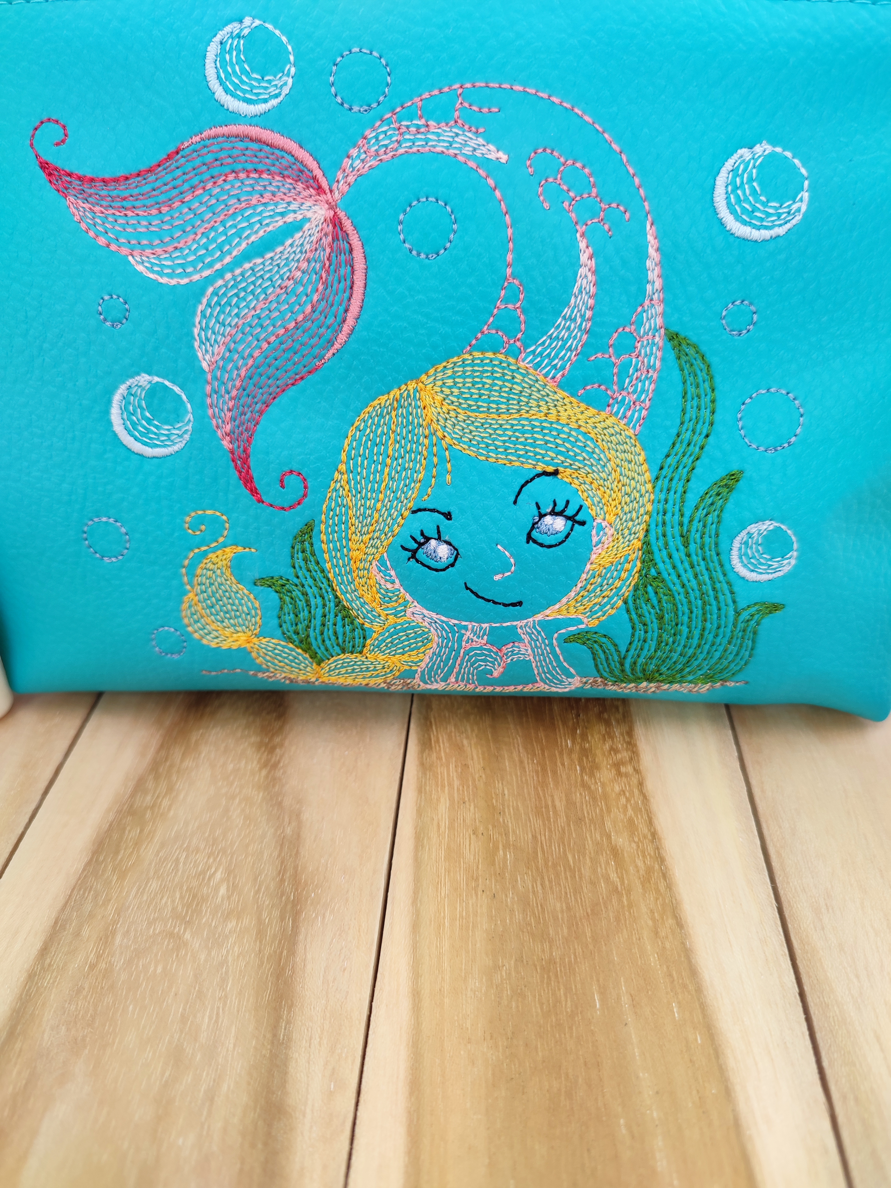 Broderie sur simili cuir